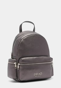 Grå læderrygsæk med et afrundet design, en top-håndtag og to frontlommeposer med lynlås. Har "LIU JO MILANO" logo i sølv.