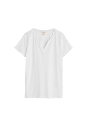 Camiseta blanca de manga corta con escote en V ligeramente curvado, mostrada sobre un fondo blanco liso.