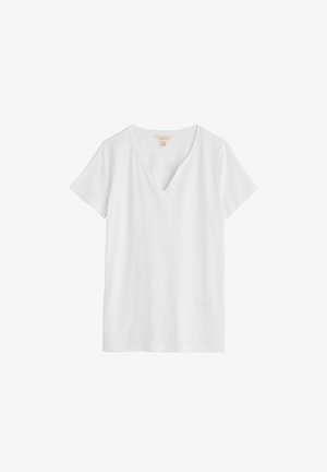 Camiseta blanca de manga corta con escote en V ligeramente curvado, mostrada sobre un fondo blanco liso.