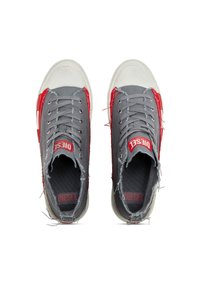Szare płótniowe sneakersy typu high-top z czerwonymi akcentami, postarzanym wykończeniem, białą gumową osłoną na palcach, metalowymi oczkami i logo "DIESEL" na języku.
