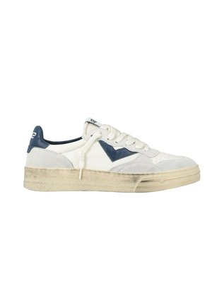 Sneaker basso bianco e grigio con accenti blu navy, suola spessa beige, lacci annodati e logo sul lato e sul tallone.