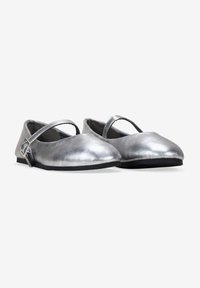 Scarpe piatte metalliche argento con punta arrotondata, caratterizzate da una sola fascia attraversante il dorso del piede e un piccolo dettaglio con fibbia. Suola piatta.