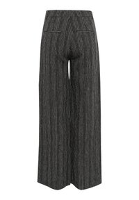 Schwarze weite Hose aus Stoff mit weißen vertikalen Streifen. Sie hat einen hohen Bund, zwei Gesäßtaschen und eine lässige Silhouette.