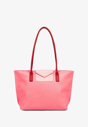 Sac fourre-tout en cuir rose avec des poignées rouges et une poche à rabat contrastante de couleur rose clair. Il présente une texture lisse et un design spacieux.