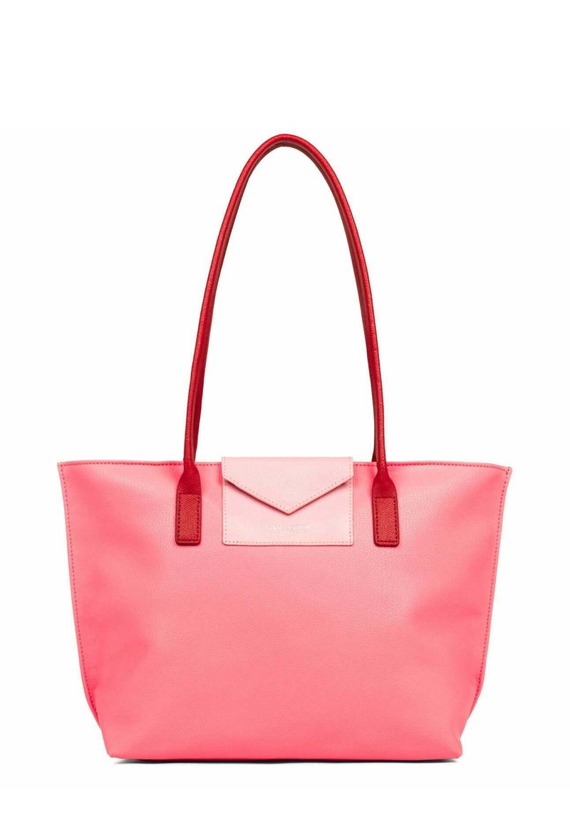 Sac fourre-tout en cuir rose avec des poignées rouges et une poche à rabat contrastante de couleur rose clair. Il présente une texture lisse et un design spacieux.