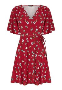 Robe portefeuille rouge à fleurs avec de courtes manches évasées et une ceinture à nouer sur le côté, présentant de petits motifs de fleurs blanches et jaunes.