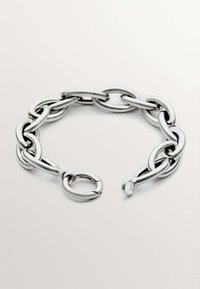 Pulsera de cadena de plata con eslabones ovalados entrelazados, textura suave y un cierre circular para un cierre seguro.