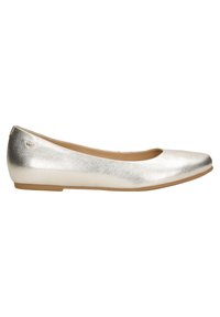 Ballerines métalliques argentées avec un bout pointu et une texture lisse, présentant une semelle plate et un branding discret près du talon.