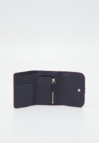 Tommy Hilfiger HERITAGE FLAP - Rahakott - rouge