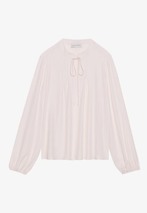 Blouse rose pâle à manches longues avec un nœud en keyhole, un devant plissé et des poignets froncés. Tissu lisse, coupe décontractée et design minimaliste.