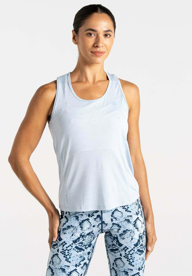 Hellsblaues sportliches Tanktop mit rundem Ausschnitt und glatter Textur, kombiniert mit Leggings, die ein blau-schwarzes Schlangenhautmuster aufweisen.