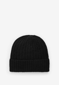 Svart stickad mössa med ribbad textur, som har en vikt kant. Tillverkad av varmt tyg, den har en rundad topp. Enkel och mångsidig design.