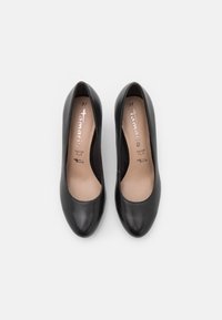 Paire d'escarpins pour femmes en cuir noir à bout fermé, taille 37, avec des talons bas, photographiés de dessus sur un fond blanc.