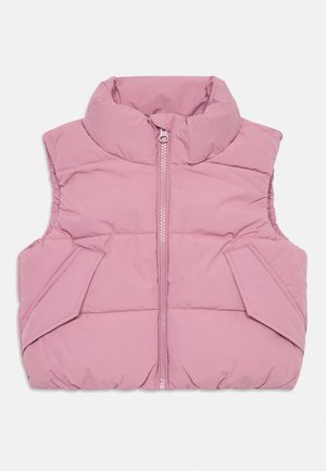 Veste matelassée rose sans manches avec fermeture éclair frontale et poches à rabat, dotée d'un col montant et d'un matelassage horizontal.