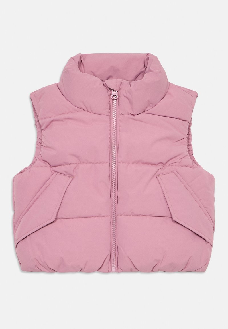 Veste matelassée rose sans manches avec fermeture éclair frontale et poches à rabat, dotée d'un col montant et d'un matelassage horizontal.
