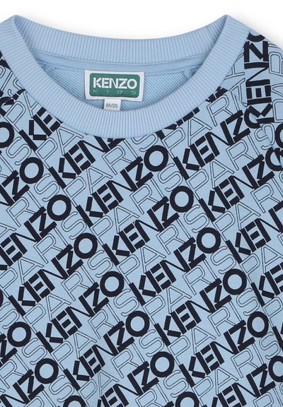 Pull bleu clair avec un motif répétitif de "KENZO" et "PARIS" en noir. Encolure côtelée texturée ajoutant du détail.