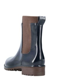 Granatowy gumowy botek za kostkę z teksturowanym brązowym elastycznym panelem, pętelką do zakładania i trwałą brązową podeszwą z bieżnikiem zapewniającym przyczepność.