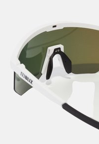 Occhiali da sole con montatura bianca, lenti verdi sfumate, supporti per il naso neri e un design sportivo. Il marchio "BLIZ" è visibile di lato.