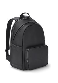Čierny batoh s polstrovanými popruhmi, horným uchom, viacerými zipsovými priehradkami a prednou kapsou na bielom pozadí.