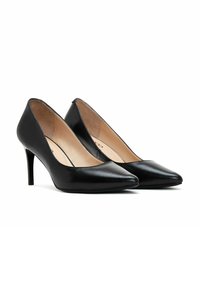 Tacchi alti in pelle nera con punta appuntita e una texture liscia. Progettati con un tacco sottile e una silhouette minimalista.