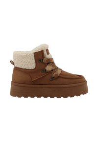 Bottines en suède marron avec un col en fausse fourrure blanche, dotées de lacets ronds, d'œillets en métal et d'une semelle épaisse et texturée.