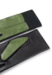 Zwei Handschuhe: einer aus schwarzem Leder mit glatter Textur und einer aus grünem Stoff mit einem Druckknopf. Beide haben Fingeröffnungen.