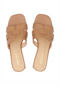 Tan slide sandalen met een vierkante neus en brede banden met een verweven ontwerp. Glad textuur met een gevoerd voetbed, in het goud gemarkeerd.