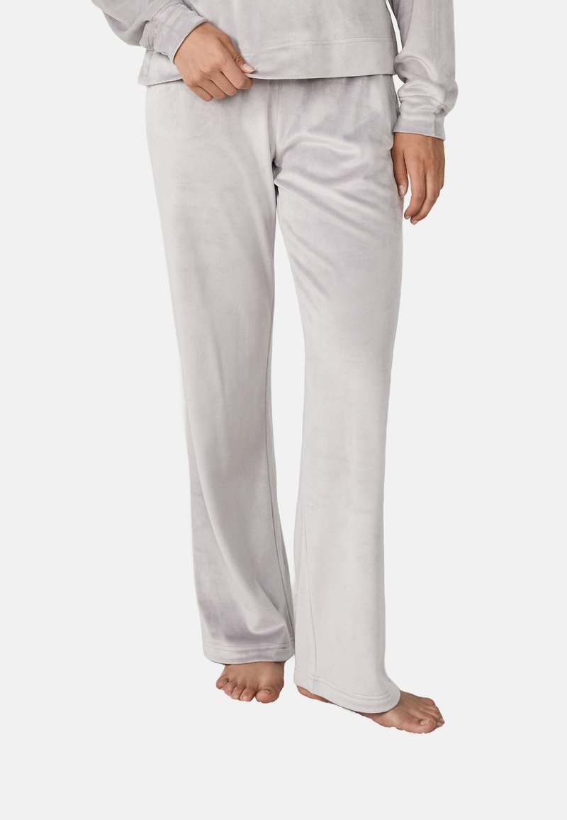 Lichtgrijze fleece loungebroek met een rechte pijp en voorzien van een elastische tailleband en een zachte textuur voor comfort. Geen zichtbare patronen of accenten.