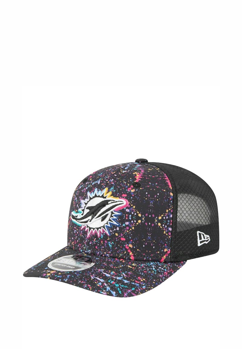 Snapback-Cap mit schwarzem Grundton und bunten Spritzmustern. Sie verfügt über ein erhabenes Logo auf der Vorderseite und ein Mesh-Rückenteil zur Belüftung.