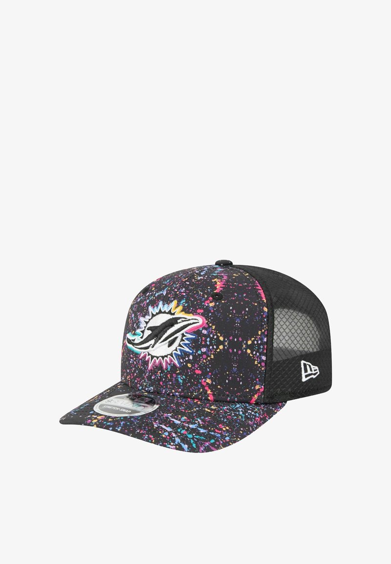 Snapback-Cap mit schwarzem Grundton und bunten Spritzmustern. Sie verfügt über ein erhabenes Logo auf der Vorderseite und ein Mesh-Rückenteil zur Belüftung.