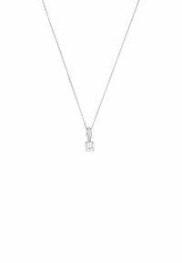 Cadena de plata delicada, con un colgante cuadrado adornado con una gema transparente facetada y un sutil acento en forma de lágrima encima.