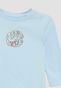 Jasnoniebieska bawełniana koszula z długim rękawem i okrągłym dekoltem, z nadrukowanym napisem "FOREVER LOVED" i ilustracją kraba. Dwa napy na ramionach.