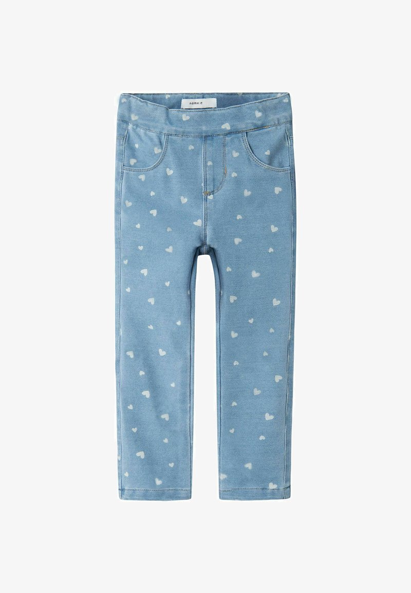 Denim hlače svetlo modre barve z vzorcem srca, z elastikim pasom in sprednjimi žepi. Gladka tekstura z šivanim šivom.