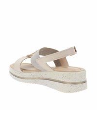 Sandali beige con fasce larghe e un accento grigio strutturato. Suola spessa maculata con un leggero tacco e dettaglio in hardware tono oro.