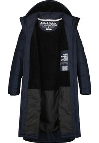 Marineblauwe gewatteerde jas met een zwarte fleece voering en een geborduurde buitenkant. Voorzien van een capuchon, lange mouwen en meerdere binnenlabels, waaronder veganistische specificaties.