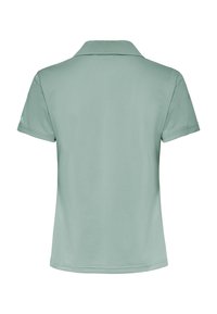 Polo à manches courtes vert clair avec col, vu de dos, avec un petit logo sur la manche gauche.