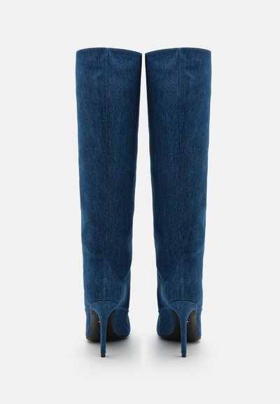 Stivali in denim sopra il ginocchio con una silhouette slanciata, punta affusolata e tacco a stiletto. Presentano dettagli di cucitura lungo la gamba.
