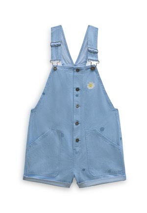 Lichtblauwe denim korte overall met knopen aan de voorkant, verstelbare schouderbanden, grote voorzakken en een klein geborduurd wit madeliefje op de borst.