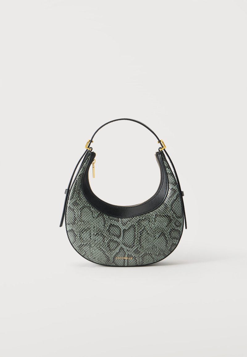 Petit sac à main en forme de croissant avec texture en cuir de serpent vert, garniture en cuir noir, poignée courte, et accents dorés sur la fermeture éclair et le logo.