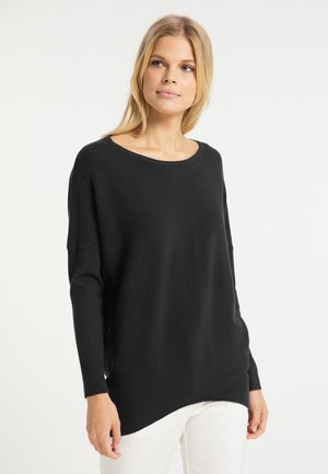 Pulover negru tricotat, cu o croială lejeră, decolteu larg în stil barcă, mâneci lungi și un model texturat cu nervuri. Linia de fund este ușor mai lungă în spate.
