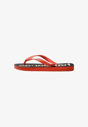 Chanclas de goma rojas con una correa texturizada y suela negra que presenta un logo en letras en negrita color beige. Diseño plano y sencillo para usocasual.