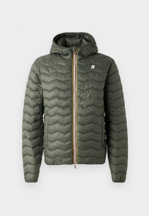 Veste matelassée verte avec un motif en chevrons, fermeture éclair sur le devant, capuche attachée et fermeture éclair multicolore. Présente un logo sur le haut à gauche de la poitrine.