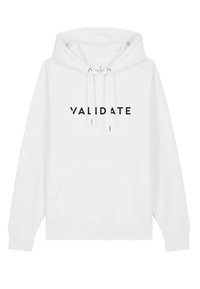 Hvid hoodie med "VALIDATE" trykt i fede sorte bogstaver på forsiden, med en kængurulomme og snøre i hætten.