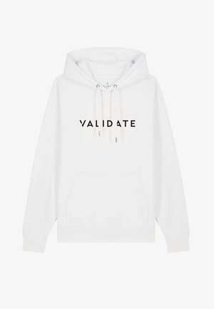 Felpa bianca con la scritta "VALIDATE" stampata in lettere nere in grassetto sul davanti, dotata di tasca a marsupio e cappuccio regolabile con cordino.