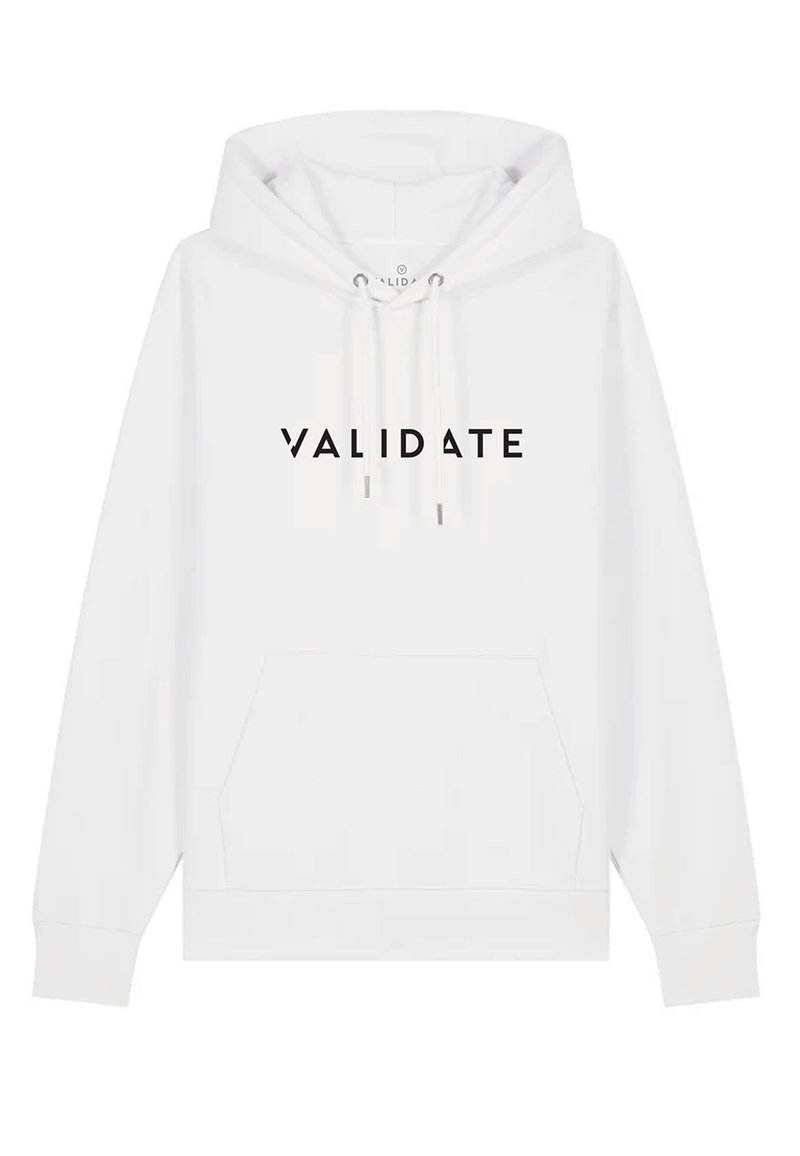 Hvid hoodie med "VALIDATE" trykt i fede sorte bogstaver på forsiden, med en kængurulomme og snøre i hætten.