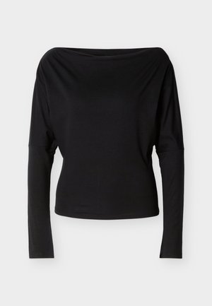 Μαύρο τοπ με μακριά μανίκια, λαιμόκοψη τύπου καραβόσκοινο και εφαρμοστή μέση, απλωμένο επίπεδα πάνω σε ανοιχτό φόντο.