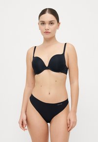 Zwart bikini-set met een gepadded beha met verstelbare bandjes en naadloze hoge taille slips, gemaakt van gladde, elastische stof.