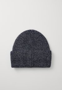 Berretto lavorato a maglia di colore blu navy scuro con una texture a costine, caratterizzato da un risvolto e da una sottile rifinitura in filo chiaro.