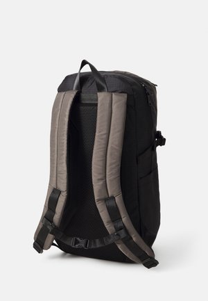 Sac à dos noir et gris avec bretelles rembourrées, panneau arrière en mesh, poignée supérieure et boucle de poitrine réglable sur fond blanc.