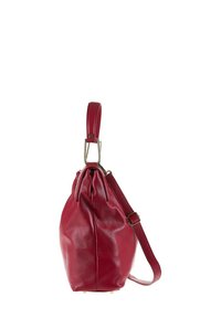 Rode leren handtas met een gestructureerd oppervlak, ronde vorm en een verstelbare schouderband. Voorzien van een bovenhandvat en metallic hardware accenten.